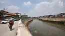 Pemulung melintasi pinggir Kali Ciliwung yang tengah dipenuhi sampah, Jakarta, Selasa (4/9). Kementerian Lingkungan Hidup dan Kehutanan mencatat sekitar 7.000 ton sampah dibuang ke Kali Ciliwung setiap harinya. (Merdeka.com/Iqbal Nugroho)
