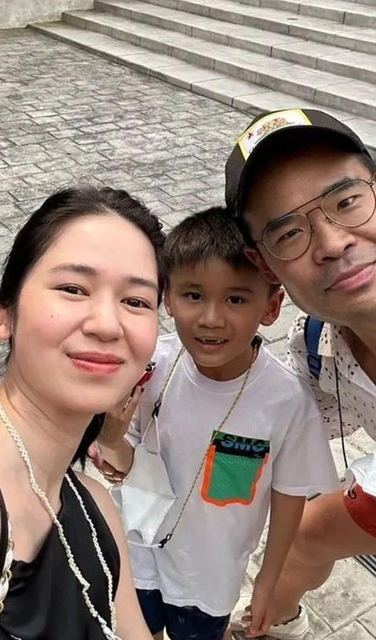 Dari ikatan itu, Laura dan Leo disertai kehadiran Owen, sang buah hati yang kini tumbuh menjadi anak berusia 7 tahun.