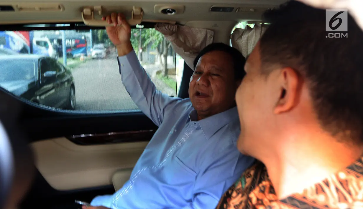 Calon Presiden nomor urut 02 Prabowo Subianto berada di dalam mobil usai pertemuan dengan Susilo Bambang Yudhoyono (SBY) di Kuningan, Jakarta, Kamis (10/1). Prabowo-Sandi melakukan pertemuan tertutup di kediaman SBY. (Liputan6.com/Johan Tallo)