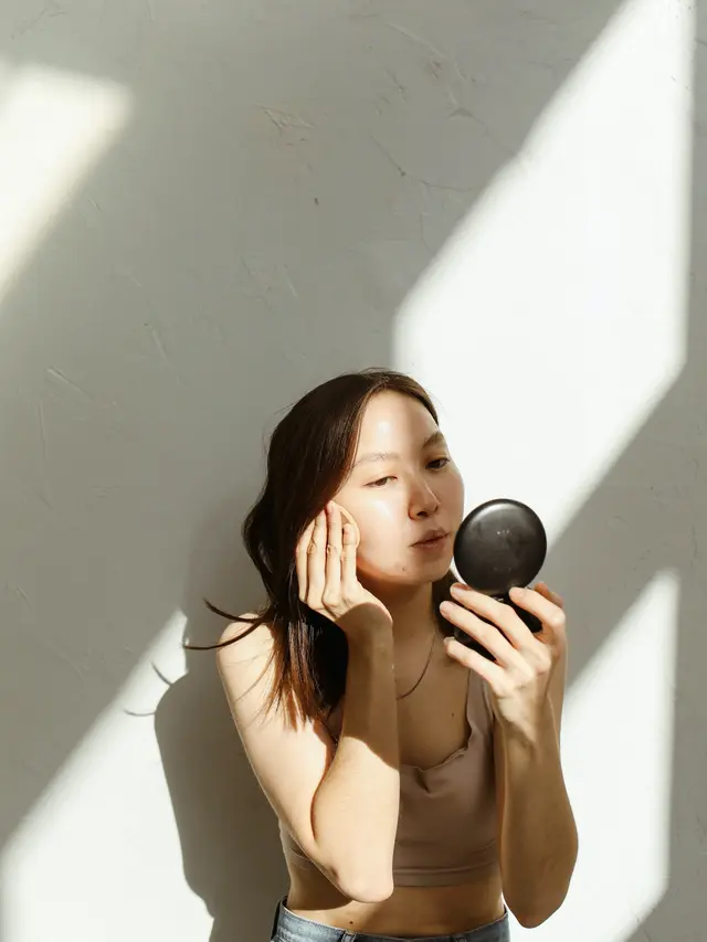 2. Swatch bedak di area rahang hingga ke leher