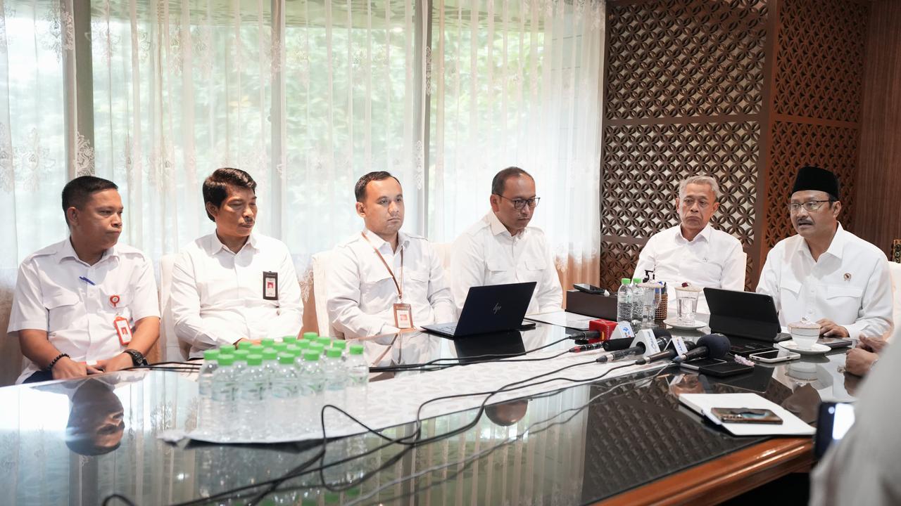 Menteri Sosial Saifullah Yusuf saat konferensi pers pencairan penebalan bansos