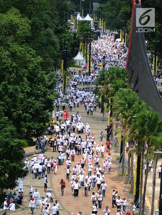 Ribuan pendukung memadati kampanye akbar capres dan cawapres Joko Widodo (Jokowi)-Ma'ruf Amin di kawasan Stadion Utama GBK, Senayan, Jakarta, Sabtu (13/15). Kampanye yang diisi dengan konser musik dari ratusan selebritas bertajuk Konser Putih Bersatu. (Liputan6.com/Herman Zakharia)