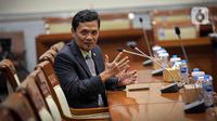 "Atas dasar surat tersebut maka terjadi perubahan susunan Wakil Ketua Komisi III DPR RI dari unsur Fraksi Partai Gerindra, yaitu semula Saudara Almarhum Desmond Junaidi Mahesa, anggota nomor A118 yang telah meninggalkan kita diganti dengan Saudara Habiburokhman nomor anggota A77," jelas Dasco. (Liputan6.com/Faizal Fanani)