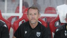 Pelatih Oxford United, Gary Rowett, memimpin anak asuhnya menghadapi Liga Indonesia All Star pada laga pertama Grup A Piala Presiden 2025 di Stadion Utama Gelora Bung Karno (SUGBK), Jakarta, Minggu (6/7/2025) malam WIB. Dalam duel tersebut, Oxford menang 6-3 atas Indonesia All Star. (Bola.com/Muhammad Iqbal Ichsan)