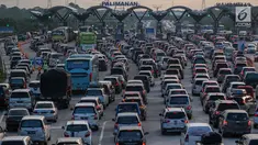 Sejumlah kendaraan antre di gerbang tol Palimanan Cipali, Jawa Barat, Kamis (29/6). Memasuki H+4 Lebaran, arus balik dari Jawa Tengah menuju Jakarta masih terpantau padat dan puncak arus balik diprediksi terjadi H+5 dan H+6. (Liputan6.com/Faizal Fanani)