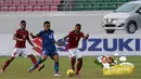 Striker Thailand, Teerasil Dangda, berusaha melewati pemain Timnas Indonesia, pada laga Piala AFF 2016 di Philippine Sports Stadium, Filipina, Sabtu (19/11/2016). Hingga babak pertama usai Indonesia masih tertinggal 0-2. (Bola.com/Nicklas Hanoatubun)