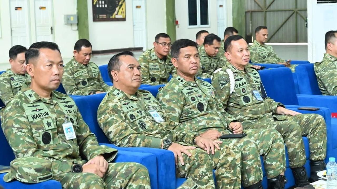 FOTO: Wakasau Tinjau Kesiapan Operasional Lanud R Suryadi Suryadarma