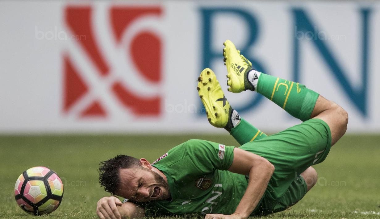 Striker Bhayangkara FC, Ilija Spasojevic, terjatuh saat melawan Borneo FC pada laga Liga 1 Indonesia di Stadion Patriot, Bekasi, Rabu (20/9/2017). Bhayangkara menang 2-1 atas Borneo. (Bola.com/Vitalis Yogi Trisna)