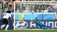 Kiper Mesir Essam El Hadary mementahkan penalti penggawa Arab Saudi Fahad Al-Muwallad pada partai Grup A Piala Dunia 2018 di Volgograd Stadium, Senin (25/6/2018). (AFP/Philippe Desmazes)