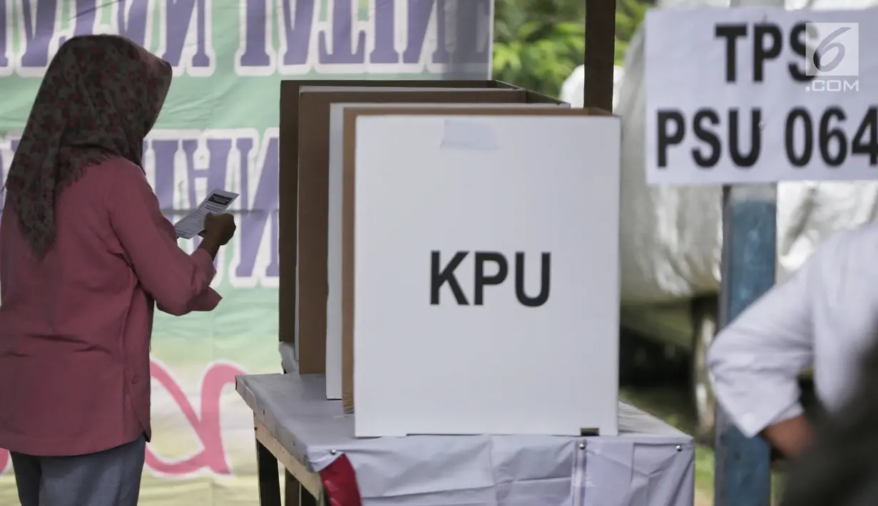 Warga melakukan pencoblosan surat suara Pemilu 2019 saat Pemungutan Suara Ulang (PSU) di TPS 064  Kelurahan Rawamangun,  Jakarta Timur, Sabtu (27/4). Pelaksanaan PSU di TPS itu karena banyaknya pemilih yang menggunakan e-KTP tanpa memiliki A5 saat hari pencoblosan. (Liputan6.com/Faizal Fanani)