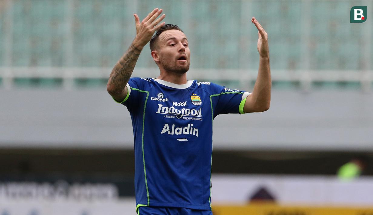 <p>Pemain Persib Bandung, Marc Anthony Klok saat melawan Arema FC pada pertandingan pekan ke-26 BRI Liga 1 2022/2023 yang berlangsung di Stadion Pakansari, Bogor, Kamis (23/2/2023). (Bola.com/Ikhwan Yanuar)</p>