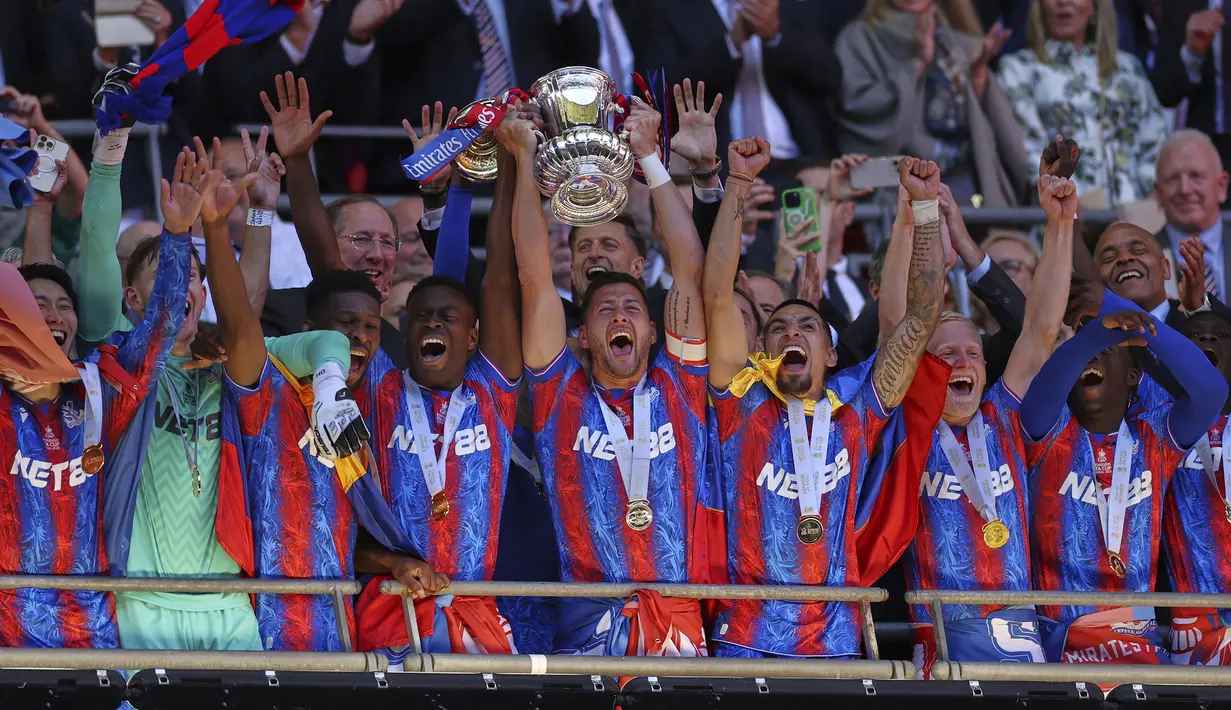 Para pemain Crystal Palace merayakan gelar juara setelah mengalahkan Manchester City dalam laga final Piala FA yang berlangsung di Stadion Wembley, London, Inggris, Sabtu (17/05/2025). (AP Photo/Kirsty Wigglesworth)
