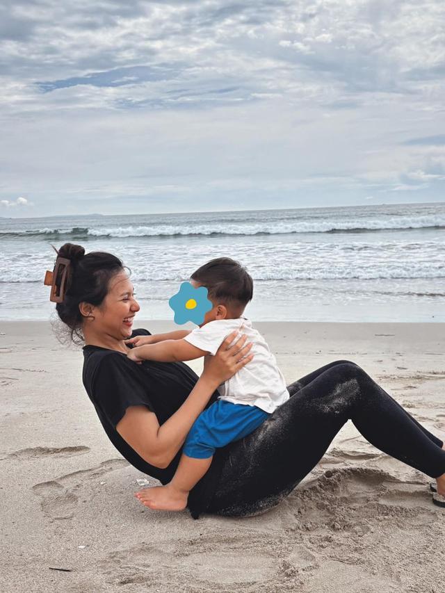Potret Indah Permatasari dan Arie Kriting Saat Asuh Anak
