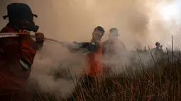 Para pejabat pemerintah meminta masyarakat untuk bekerja dari rumah. Sementara itu, banyak warga mengeluhkan kondisi ini karena menyebabkan sulit beraktivitas. (Al ZULKIFLI/AFP)