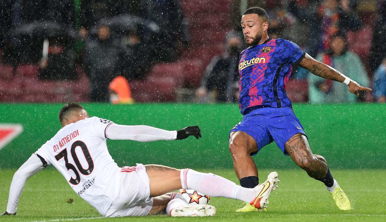 Kembali dari kamar ganti, Barcelona tampil lebih agresif. Peluang emas didapatkan oleh Memphis Depay. Sayangnya, usaha pemain asal Belanda tersebut masih bisa digagalkan Otamedi. (AFP/Josep Lago)