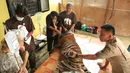 Harimau Sumatera saat akan menjalani operasi di Taman Nasional Batang Gadis, Sumut, Senin (30/11/2015). Harimau tersebut harus menjalani operasi karena kakinya terluka dan membusuk akibat terkena perangkap Rusa. (Foto: Ori Kakigunung)