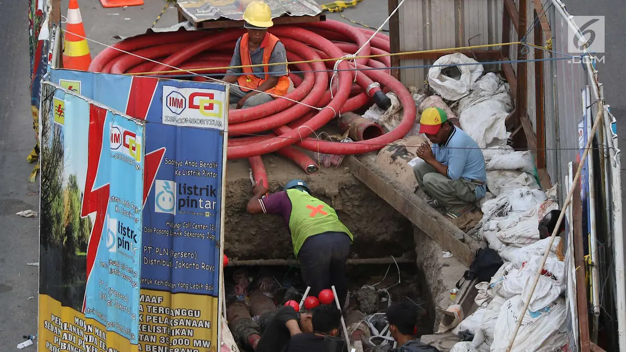 Ada di Tengah Jalan, Proyek Galian Listrik Bawah Tanah Persempit Lebar Jalan