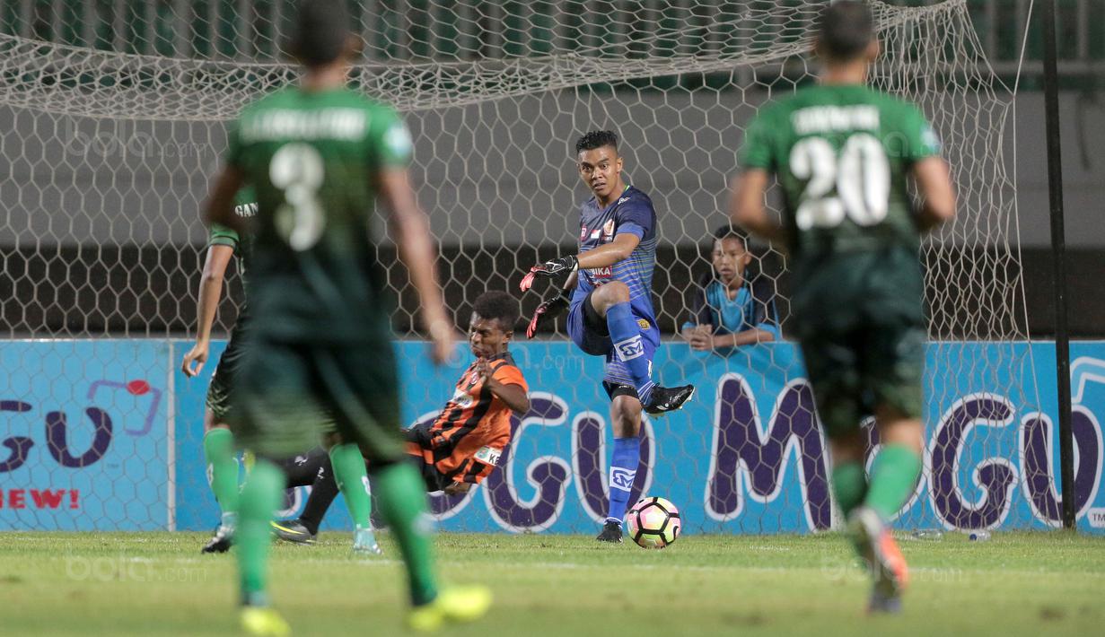 Kiper PS TNI, Teguh Amirudin membuang bola dari kejaran pemain Perseru Serui pada lanjutan Liga 1 2017 di Stadion Pakansari, Bogor (07/10/2017). PS TNI menang 2-1. (Bola.com/Nicklas Hanoatubun)