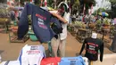 Pedagang menjual kaos #2019GantiPresiden di halaman Masjid Istiqlal, Jakarta, Jumat (10/8). Kaos dijual dengan harga Rp 50-55 ribu per buah untuk lenga pendek dan lengan panjang. (Liputan6.com/Fery Pradolo)