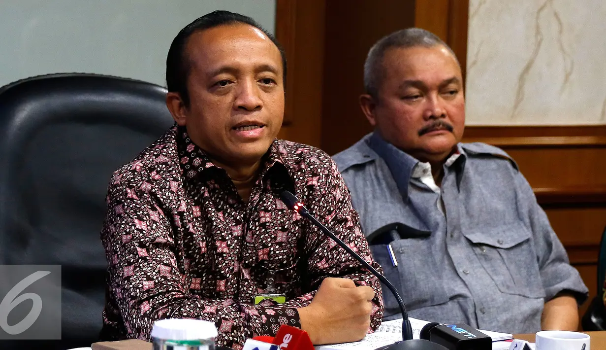 Sekjen LHK, Bambang Hendroyono (kiri) saat konfrensi pers di Kementerian LHK, Jakarta, Sabtu (5/9/2015). Kementerian LHK menggelar rapat koordinasi bersama TNI, Polri dan Pemda setempat. (Liputan6.com/Yoppy Renato)