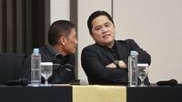 Ketua Persatuan Sepak Bola Seluruh Indonesia (PSSI), Erick Thohir, berbincang dengan Direktur Utama PT Liga Indonesia Baru (LIB) Ferry Paulus, saat jumpa pers di Menara Danareksa, Jakarta Pusat, Kamis (20/6/2024). (Bola.com/M Iqbal Ichsan)