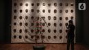Pengunjung melihat karya seni dalam pameran bertajuk Para Sekutu yang Tidak Bisa Berkata Tidak di Galeri Nasional Indonesia, Jakarta, Jumat (28/1/2022). Pameran diinisasi oleh Galeri Nasional Indonesia dan Goethe-Institut Indonesien berlangsung hingga 27 Februari 2022. (Liputan6.com/Faizal Fanani)