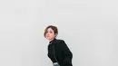 Tampil ala anak skena, Vanesha kenakan crop crewneck dengan blazer dan ankle jeans. [@vaneshaass]