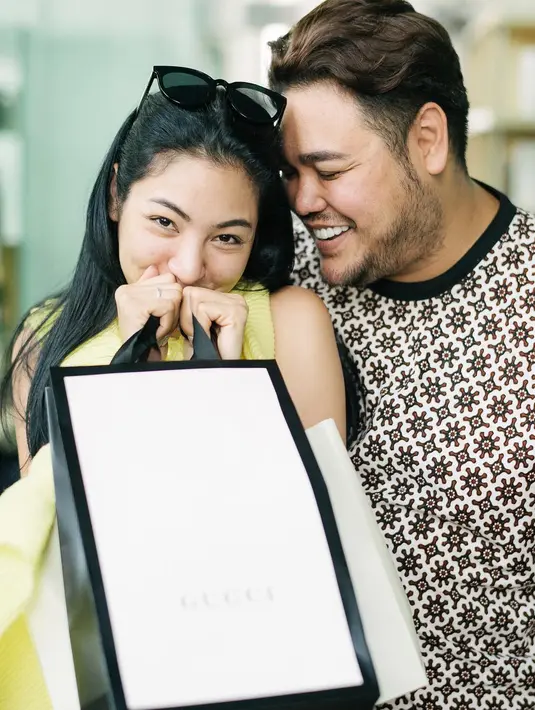 Menurut kabar lain yang beredar, kisah asmara Ivan Gunawan dan Faye Malisorn kandas lanataran Faye kepergok menjalin dengan pria lain. Hal itu terungkap dari postingan terbarunya. (instagram/ivan_gunawan)