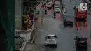 Kendaraan bermotor terjebak kemacetan di ruas Tol Dalam Kota (Dalkot), Jakarta, Selasa (17/12/2019). Air hujan sempat menggenangi sebagian ruas Tol Dalam Kota  untuk arah Kuningan arah Cawang hingga sempat membuat lalu lintas tersendat. (Liputan6.com/Faizal Fanani)
