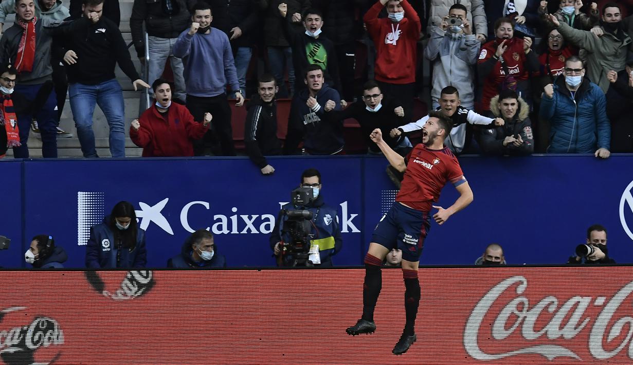 Osasuna tidak butuh waktu lama untuk menyamakan skor 1-1. Pada menit ke-14 David Garcia mampu menjebol gawang Barcelona yang dikawal Marc-Andre ter Stegen dengan tandukan usai menerima umpan tendangan bebas. (AP/Alvaro Barrientos)