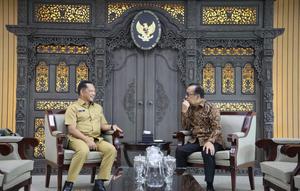 Mendagri Muhammad Tito Karnavian berkoordinasi dengan MenkoPMK Pratikno usai melakukan kunjungan ke Kabupaten Aceh Tamiang dan Aceh Timur. (Liputan6.com/ Dok Puspen Kemendagri)