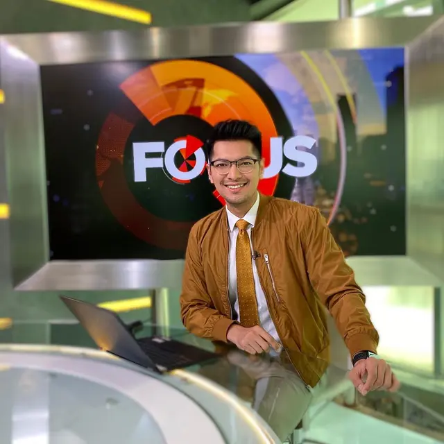 Selalu Tampil Rapi, Ini 6 Gaya Zulfikar Naghi saat di Belakang Layar