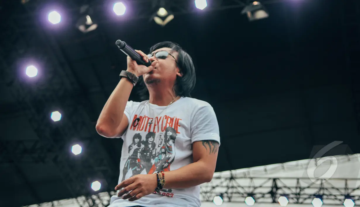 Dengan suara Khasnya, Ari Lasso sukses meramaikan Konser Drug Free Asia Afrika di Kawasan Monas, Jakarta, Minggu (19/4). Konser dalam rangkaian KAA itu sebagai kampanye pencegahan penyalahgunaan narkotik. (Liputan6.com/Faizal Fanani)