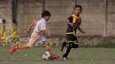 Pemain B24HABS berusaha melewati pemain Java Soccer Academy pada laga Indonesia Junior League 2019 di Lapangan Sawangan, Minggu (20/10). Dari liga kelas junior ini diharapkan bisa melahirkan pesepakbola muda berbakat dan berkualitas. (Bola.com/M Iqbal Ichsan)