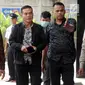 Bupati Bengkulu Selatan Dirwan Mahmud saat tiba di gedung KPK usai terjaring Orasi Tangkap Tangan (OTT), Jakarta (15/5). (Merdeka.com/Dwi Narwoko)