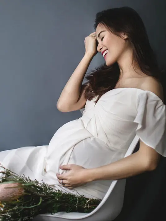 Bintang film 99 Cahaya di Langit Eropa itu menyadari minimnya ilmu tentang kehamilan. Sering kali membuat dirinya merasakan panik saat terjadi sesuatu dengan perutnya. Ia banyak mencari informasi terkait kehamilan di internet. (Instagram/septriasaacha)