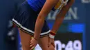 Petenis Latvia Jelena Ostapenko terlihat kelelahan saat bertanding melawan petenis Rusia Darya Kasatkina pada Turnamen Tenis Terbuka AS 2017 di New York (2/9). Jelena Ostapenko kalah 6-3, 6-2. (AFP Photo/Timothy A.Clary)