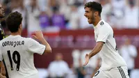 Gelandang Real Madrid Marco Asensio (kanan) berselebrasi dengan rekannya Alvaro Odriozola usai mencetak gol ke gawang Juventus pada pertandingan ICC 2018 di Landover, Md (4/8). Asensio mencetak dua gol dan mengantar Madrid menang 3-1. (AP Photo/Nick Wass)