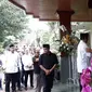 Capres Prabowo Subianto melayat keluarga SBY di Puri Cikeas, Bogor, Jawa Barat. (Liputan6.com/Yopi Makdori)