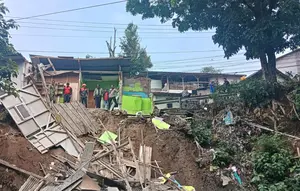 Fondasi Terkikis Aliran Sungai, Rumah di Sukabumi Ambruk