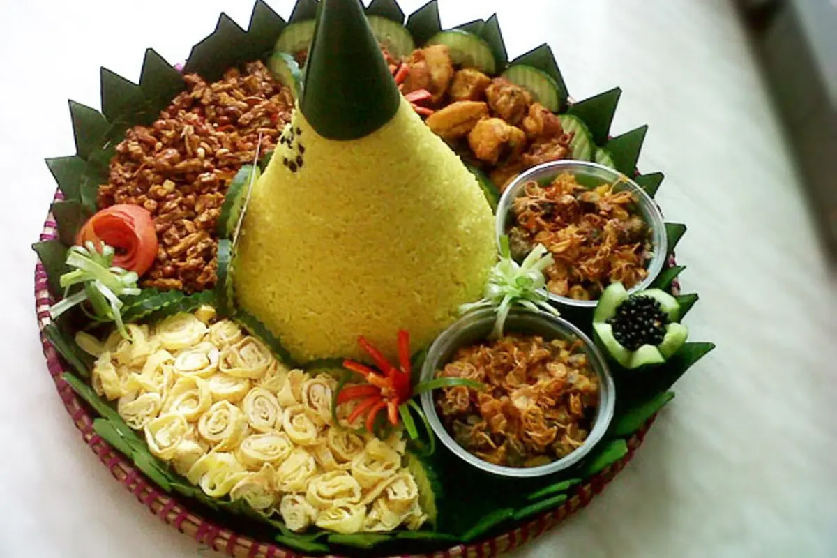 [Bintang] 10 Lauk Wajib Ada dalam Tumpeng Hari Kemerdekaan