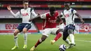 Striker Arsenal Bukayo Saka (tengah) bersaing memperebutkan bola dengan pemain Tottenham Hotspur Sergio Reguilon (kiri) dan Davinson Sanchez dalam derby London Utara Liga Inggris di Emirates Stadium, Minggu (14/3/2021). Sempat tertinggal, Arsenal menang 2-1 atas Tottenham. (Nick Potts/POOL/AFP)