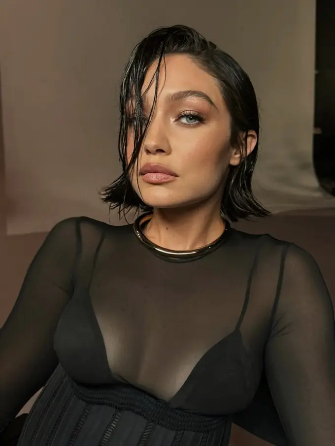 Gigi Hadid Keluar dari Zona Nyaman dengan Matte Black Mini Bob, Tampil Manglingi di 2026