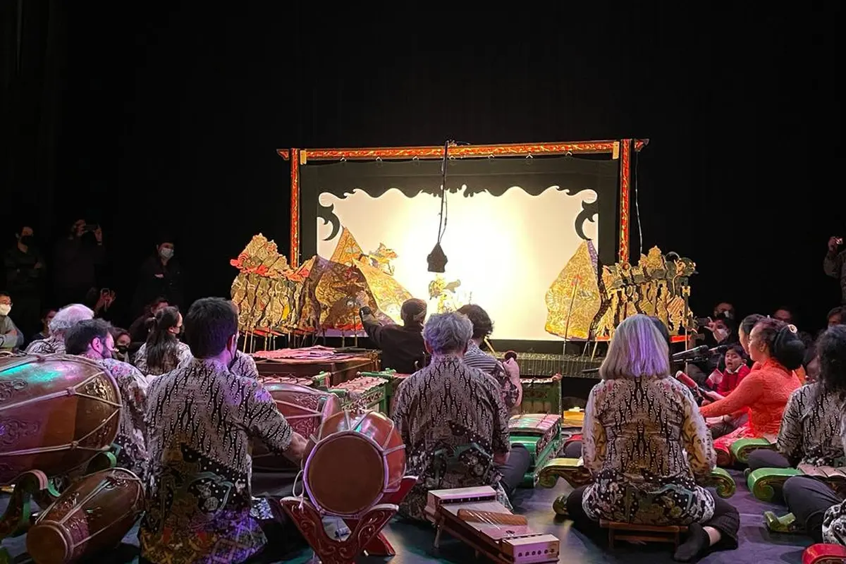 Pementasan wayang kulit dan gamelan