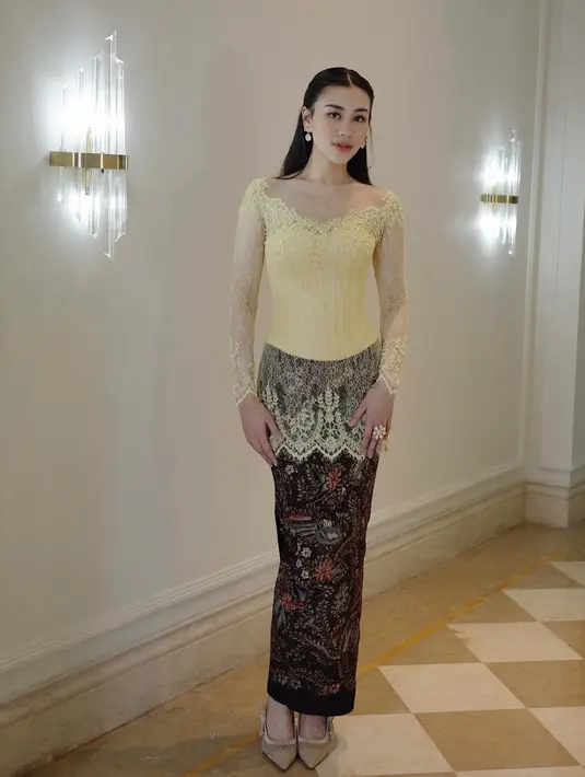 Aaliyah Massaid tampik dengan kebaya lace butter yellow dari desainer Anggi Asmara dipadukan bawahan kain batik. [@aaliyah.massaid]