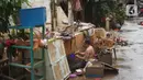 Warga membersihkan perabotan rumah tangga yang sebelumnya terendam banjir di kawasan Cipinang Muara, Jakarta, Rabu (26/2/2020). Banjir dari luapan Sungai Kalimalang tersebut menyebabkan warga harus bekerja ekstra untuk membersihkan perabotan serta lumpur dan sampah. (Liputan6.com/Immanuel Antonius)