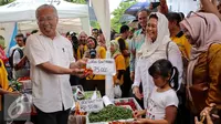 Mendag Enggartiasto Lukita di dampingi Yenny Wahid menujukan harga cabai pada acara kick off pasar murah di Kawasan SCBD, Jakarta (14/1). Acara ini digelar dalam rangka jelang perayaan imlek. (Liputan6.com/Fery Pradolo)
