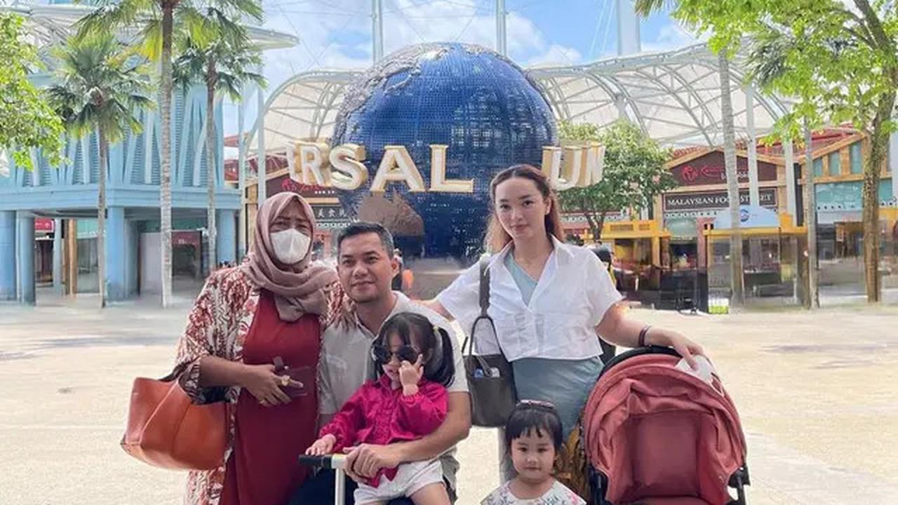 Sirajuddin Machmud, seorang pengusaha sukses di Balikpapan, dan Zaskia Gotik, telah beberapa kali berlibur ke luar negeri bersama keluarga.