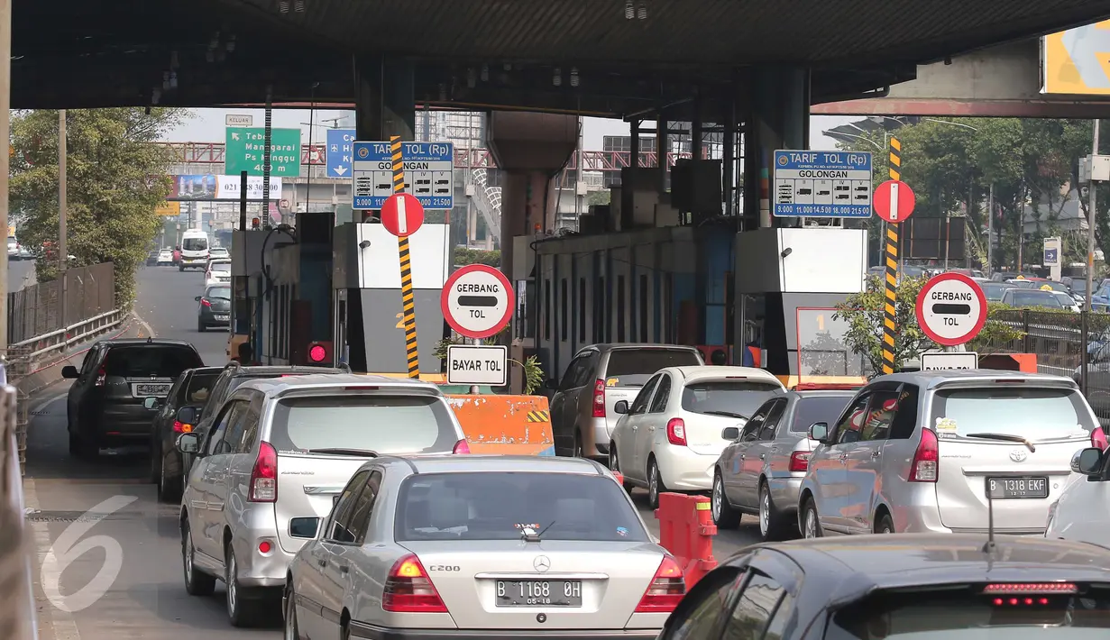 Sejumlah kendaraan mengantri di gerbang tol, Jakarta, Minggu (1/11/2015). Sebanyak 15 ruas tol mengalami kenaikan tarif per 1 November. (Liputan6.com/Angga Yuniar)