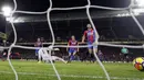 Striker Arsenal, Alexis Sanchez, mencetak gol ke gawang Crystal Palace pada laga Premier League di Stadion Selhurst Park, Jumat (29/12/2017). Arsenal menang 3-2 atas Crystal Palace. (AP/Alastair Grant)